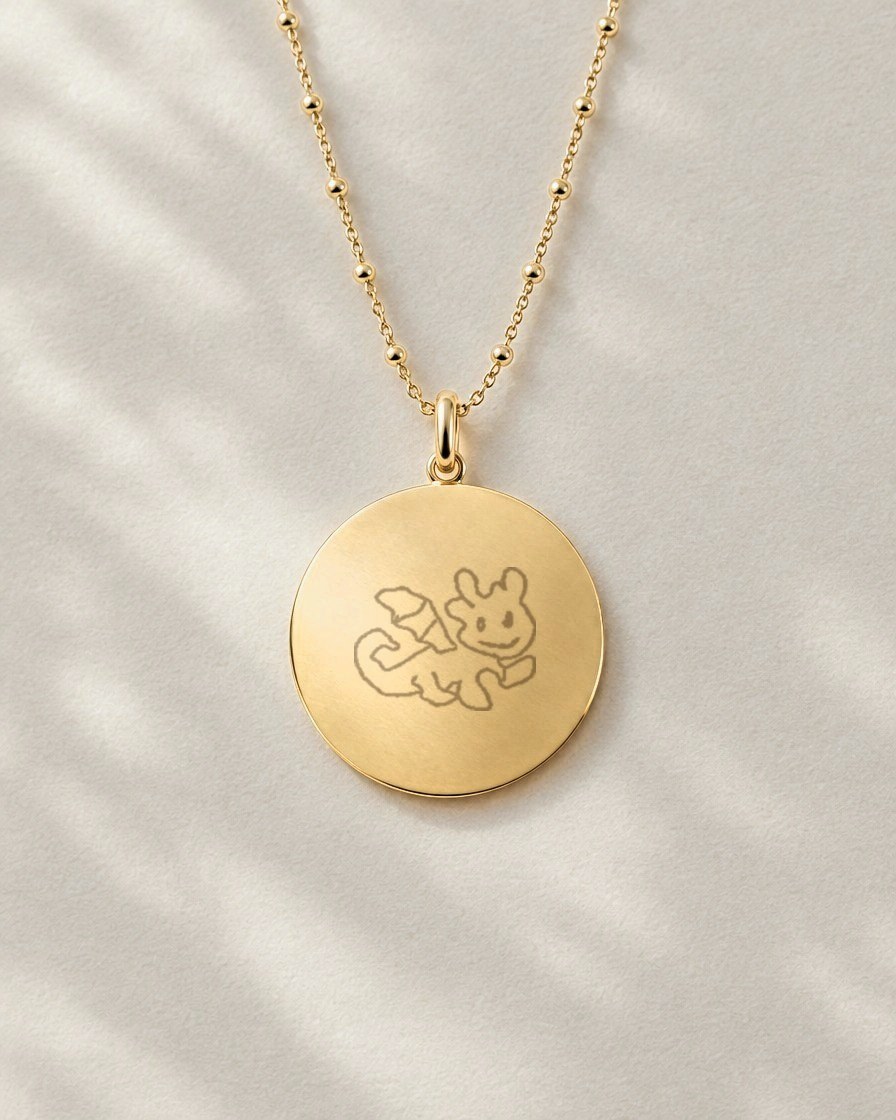The same cat engraved on a gold pendant